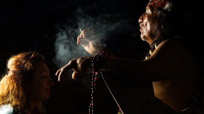 Cerimônia espiritual com ayahuasca, cura pessoal.