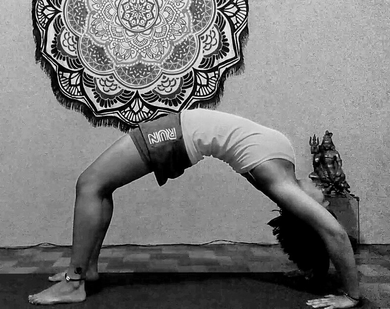 postura de ioga - Chakrasana - postura da roda ou da ponte -  exercícios de yoga - exemplo de exercício para o psoas músculo da alma - primeiro e segundo chakras