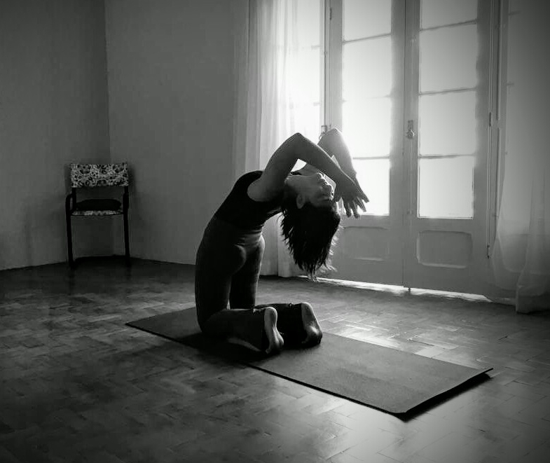 variação de poses de ioga- Ustrasana - postura do camelo - exercícios de yoga - exemplo de exercício para o psoas músculo da alma - primeiro e segundo chakras