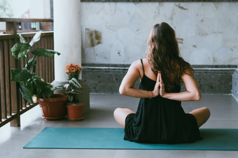 avrielle-suleiman-Unsplash-meditação-yoga-mindfulness-ioga-mudra-benefícios da meditação-oquediz-a-ciência