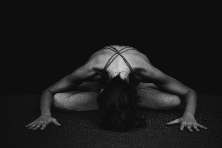consciência-benefícios da meditação-provados pela ciência-yoga-ioga-mulher-postura