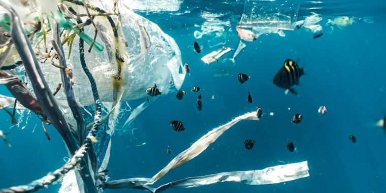 poluição marinha; plástico nos oceanos; foto de plástico no mar; imagem de poluição por plásticos no oceano; microplástico; poluição ambiental no mar por plásticos