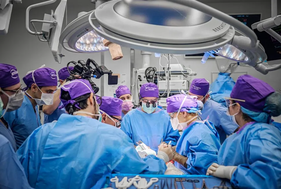 Equipe de cirurgiões e multiprofissionais fazem primeiro transplante de olho completo de forma bem-sucedida; EUA realizam primeiro transplante de olho do mundo; 1º transplante de olho completo e rosto é realizado nos Estados Unidos