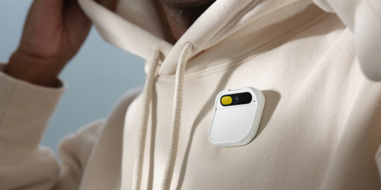 broche AI Pin; dispositivo da Humane; ex-funcionários da Apple lançam futuro substituto do smartphone