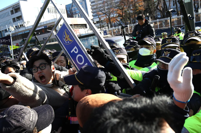 Criadores de cães brigam com policiais durante um protesto em 30 de novembro de 2023 em Seul, Coreia do Sul. (Chung Sung-Jun/Getty Images)