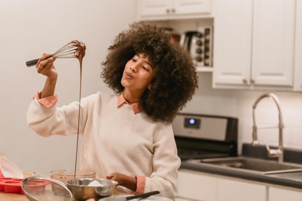 chocolate amargo previne hipertensão; pesquisa revela que comer chocolate amargo pode dimiuir risco de doenças cardiovasculares; benefícios do cacau para a saúde do coração e do cérebro