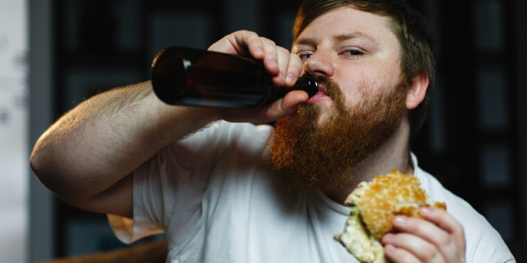 comer tarde pode aumentar risco de obesidade; novo estudo aponta risco de sobrepeso aumentar ao fazer refeições mais tarde