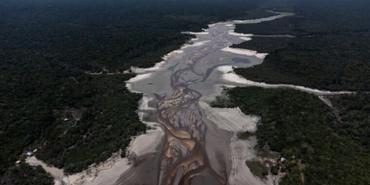 maior seca da amazônia; rio amazonas seco; seca no amazonas afetou milhões de pessoas; mudanças climáticas é causa da seca histórica no amazonas