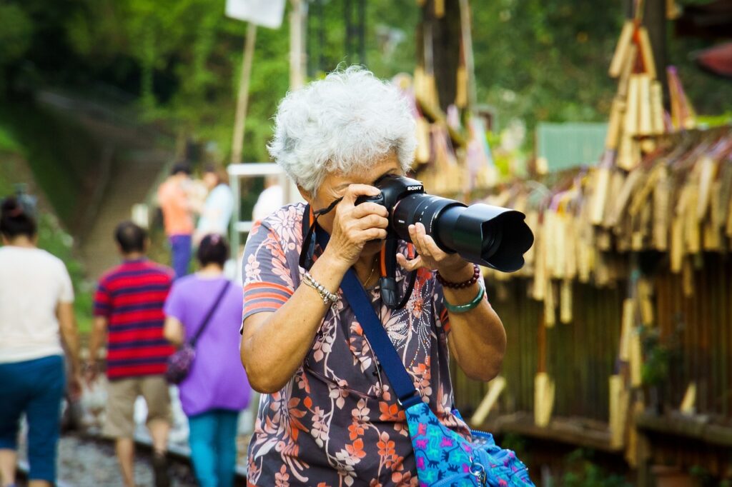idosa tirando fotos; pesquisa aponta características de personalidade de pessoas centenárias