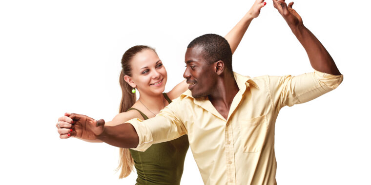 conexão emocional; dança de salão aumenta a conexão emocional e promove empatia; benefícios da dança para as emoções e saúde emocional; saúde mental; estudo de psicologia e neurociência; praticar dança de salão aumenta a empatia