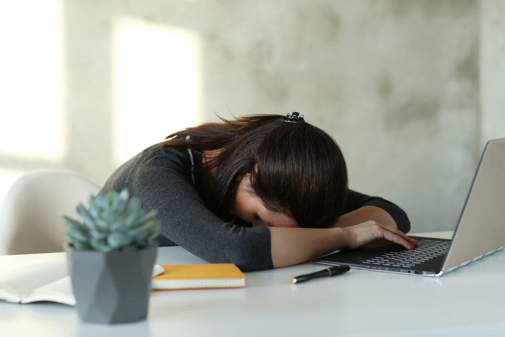 algumas pessoas sentem fadiga o tempo todo; certas pessoas se sentem cansadas com frequência