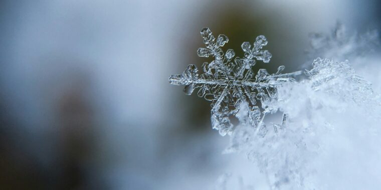 floco de neve; flocos de neve; neve e leis do universo; cada floco de neve é um microcosmo das leis da física; simetria na natureza