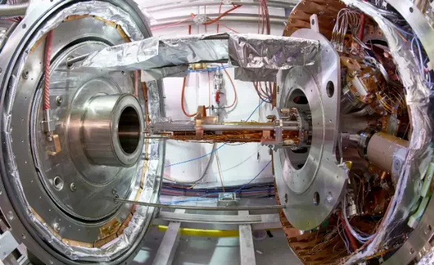 O CERN, na Suíça, é um centro de investigação que produz antimatéria através de uma série de instrumentos gigantes e poderosos, incluindo o mostrado aqui, que captura partículas de antimatéria para estudo científico. (Crédito: Brice, Maximilien/CERN)