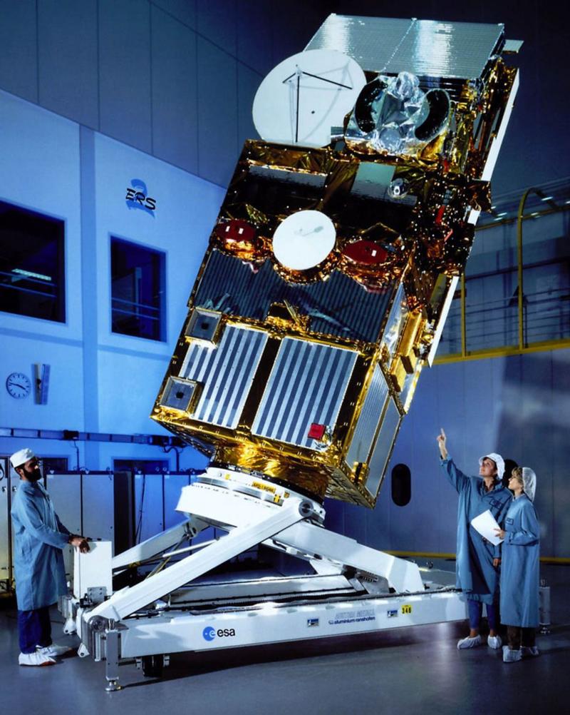 A empresa alemã Dornier (agora parte da Airbus) liderou a montagem dos satélites ERS. (Airbus/BBC News Brasil)