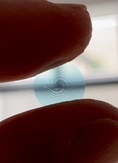 A nova lente poderia ser usada em lentes de contato (imagem), em implantes intraoculares para catarata e para criar novos tipos de sistemas de imagem miniaturizados. (Crédito: Laurent Galinier)