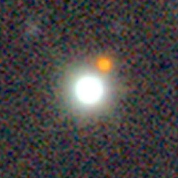 O objeto mais brilhante do Universo: J0529-4351 é um disco brilhante de matéria ao redor de um buraco negro supermaciço, e é 500 trilhões de vezes mais brilhante que o Sol (o ponto vermelho é uma estrela na nossa vizinhança cósmica) Dark Energy Camera Legacy Survey DR10 / Nature Astronomy, CC BY-SA