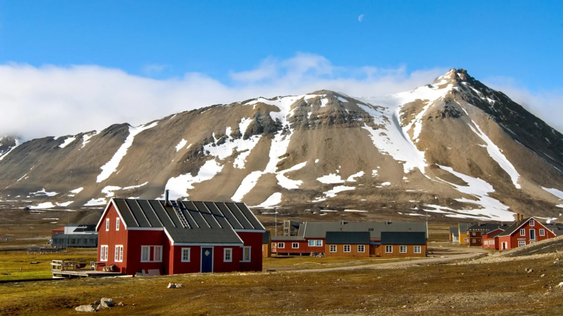 A pequena cidade de Ny-Ålesund em Svalbard, na Noruega, é um dos poucos lugares do mundo com ar extremamente puro (Foto: Alamy via BBC News Brasil)